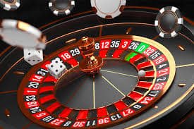 Pengguna membaca syarat bonus di ponsel